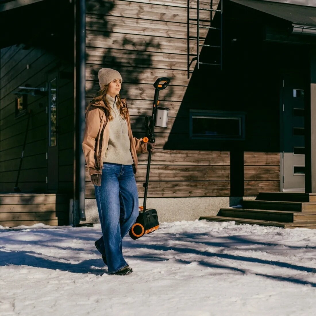 Akumuliatorinis sniego kastuvas Fiskars eSnowShovel 10