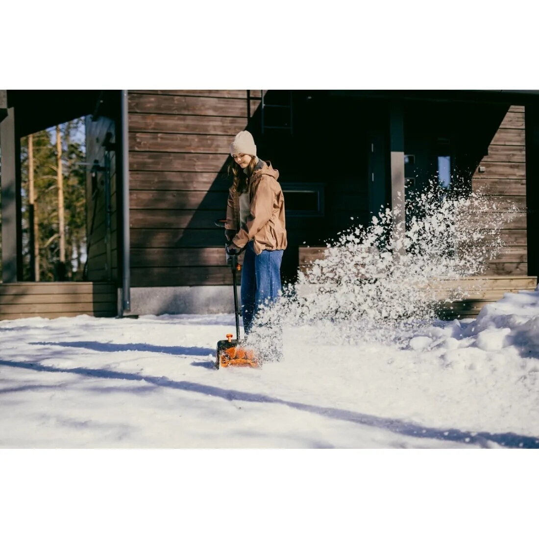 Akumuliatorinis sniego kastuvas Fiskars eSnowShovel 12