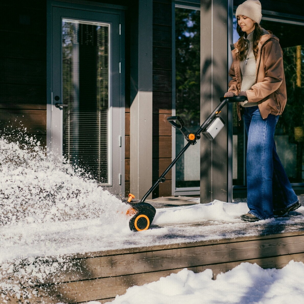 Akumuliatorinis sniego kastuvas Fiskars eSnowShovel 8