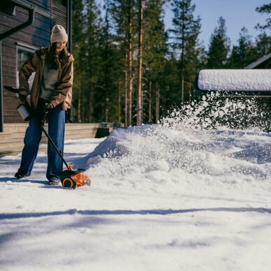 Akumuliatorinis sniego kastuvas Fiskars eSnowShovel 9 Akumuliatorinis sniego kastuvas Fiskars eSnowShovel 9