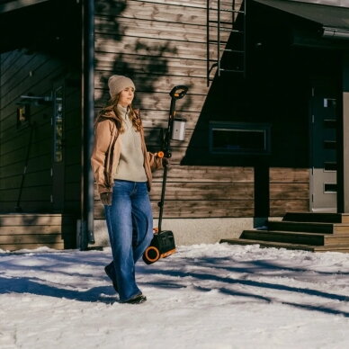 Akumuliatorinis sniego kastuvas Fiskars eSnowShovel 10 Akumuliatorinis sniego kastuvas Fiskars eSnowShovel 10